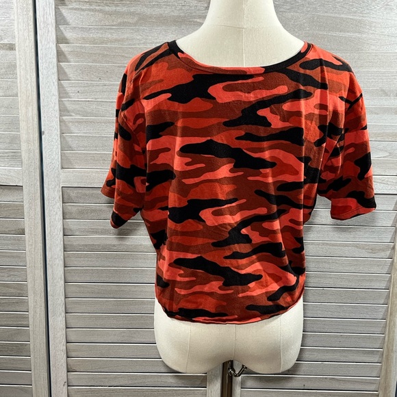 FLIRTITUDE (Active) 100% Cotton Tie Bottom Cropped Tee Red & Black Camo-Large - Picture 2 of 2